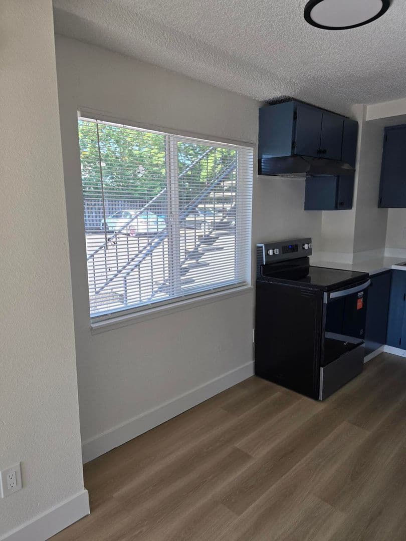 Salem Apartment: 1723 & 1727 Park Avenue NE