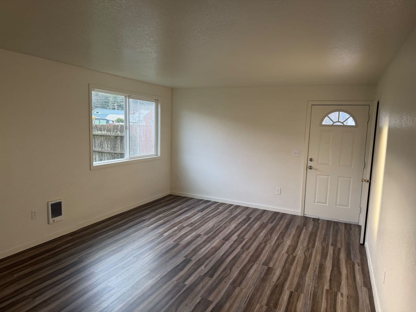 Reedsport Apartment: 1160 Ivy Street