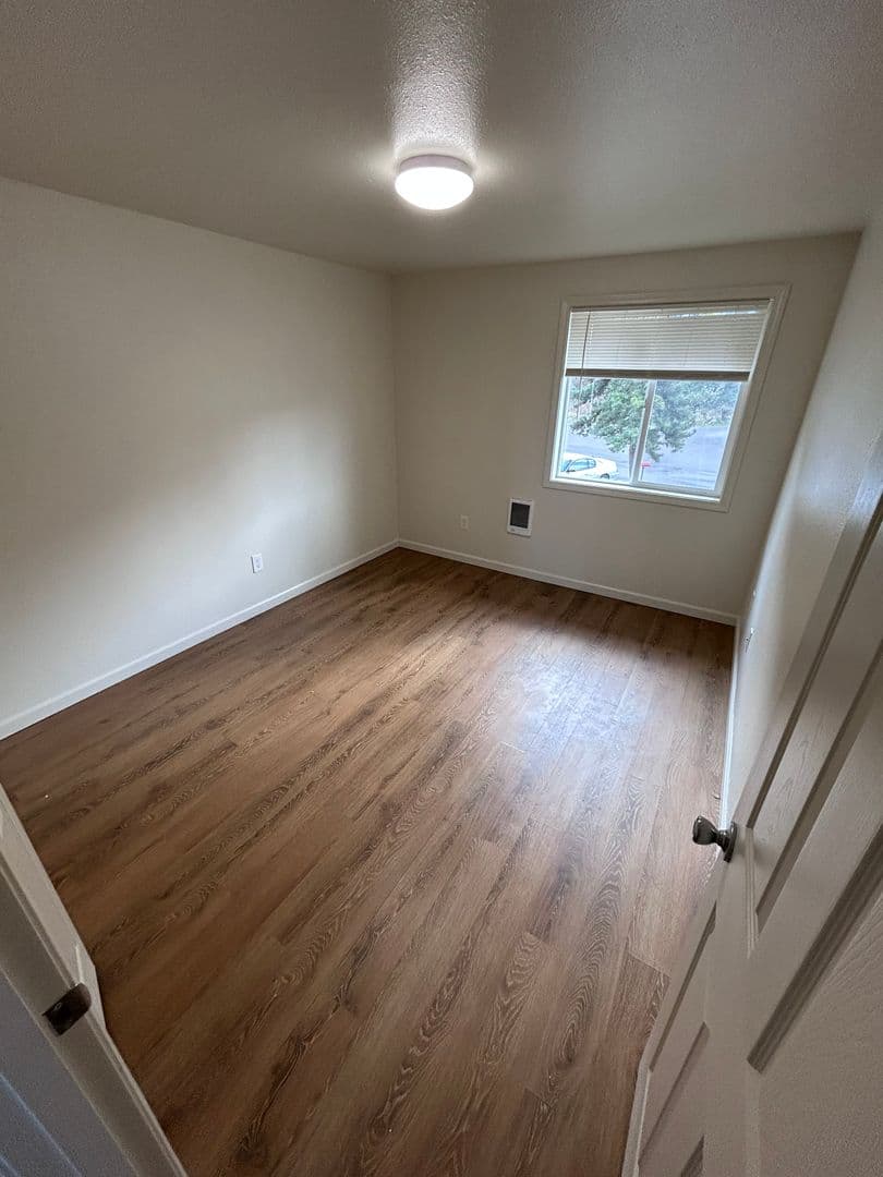 Reedsport Apartment: 795 Elm