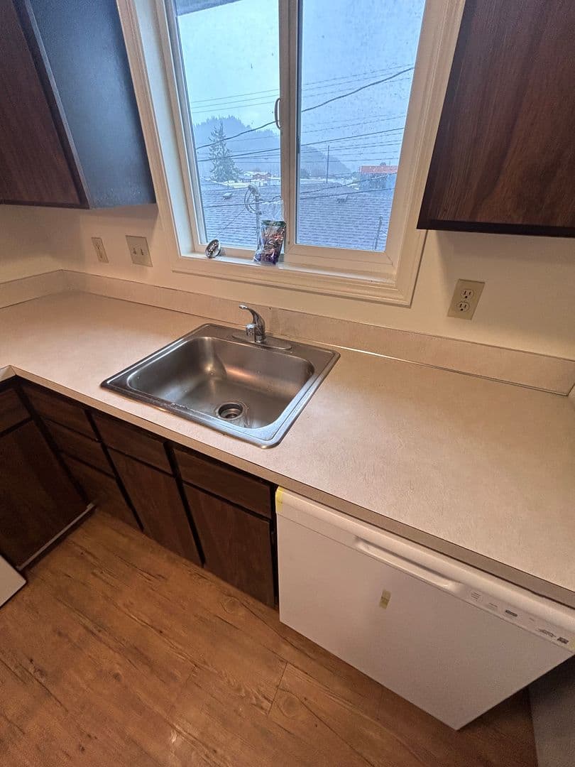 Reedsport Apartment: 795 Elm