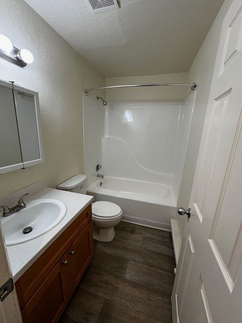 Redmond Apartment: 8920 Redmond Woodinville Rd. NE