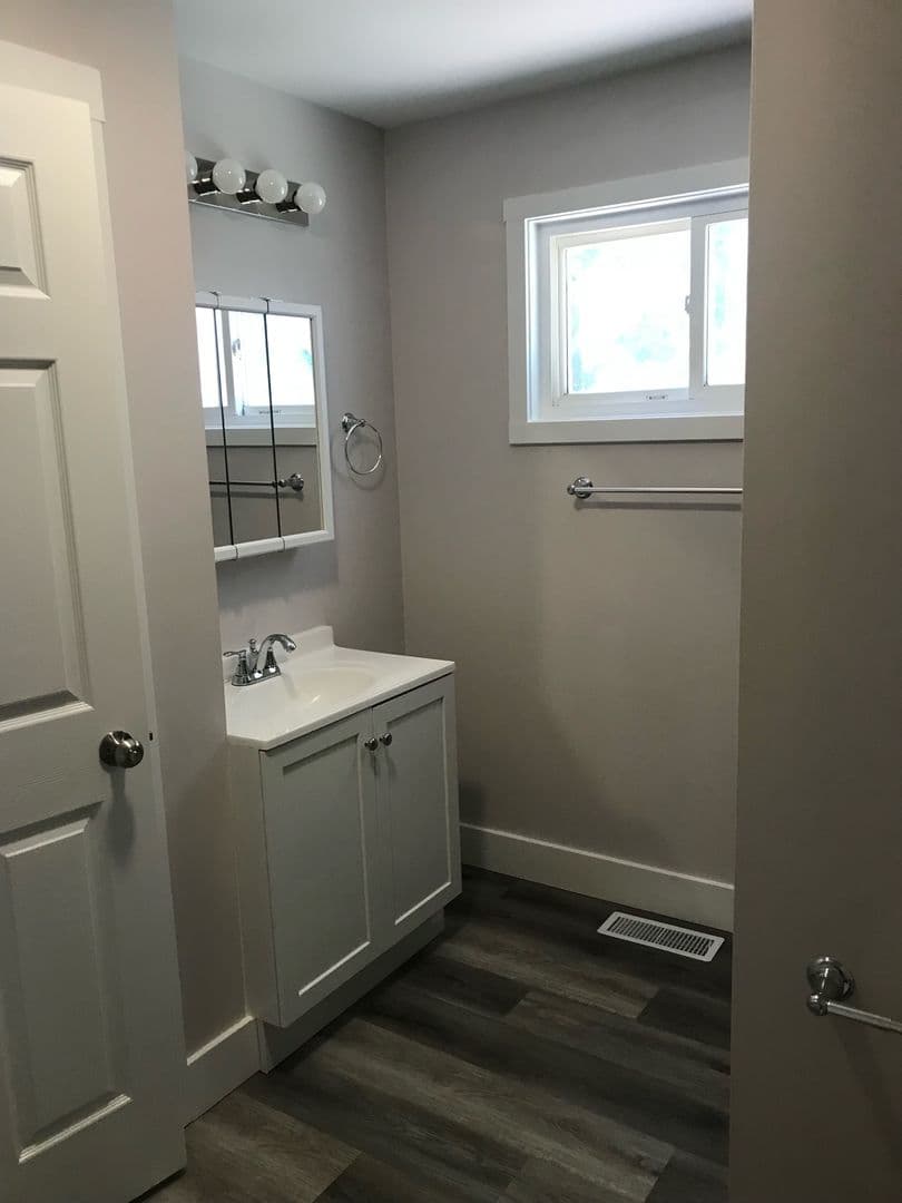 Bloomington Apartment: 406 E. 20th St. A