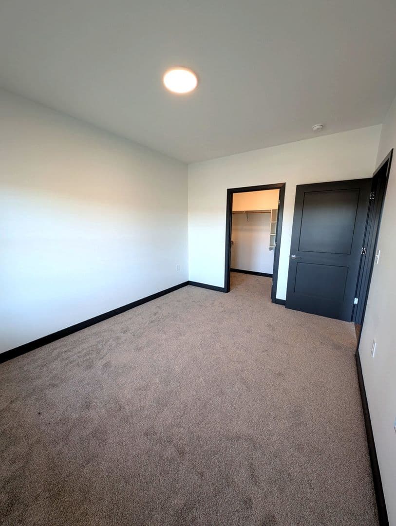 Lafayette Apartment: 3210-3243 Peninsula Pointe Circle W