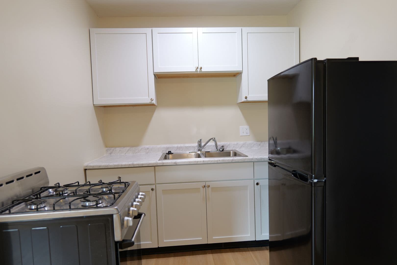 Shelbyville Apartment: 523 Miller Ave
