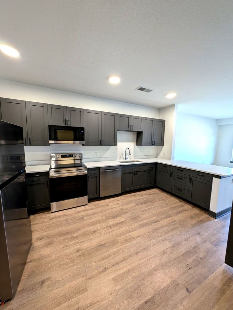 Lafayette Apartment: 3210-3243 Peninsula Pointe Circle W