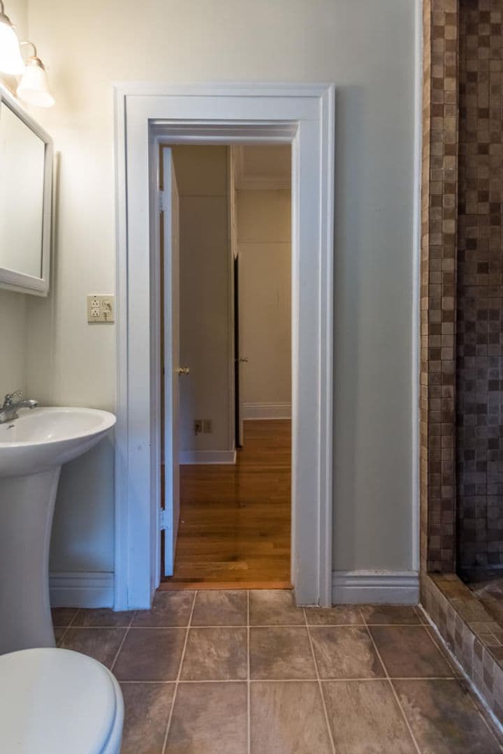 Bloomington House: 434 E 2nd St