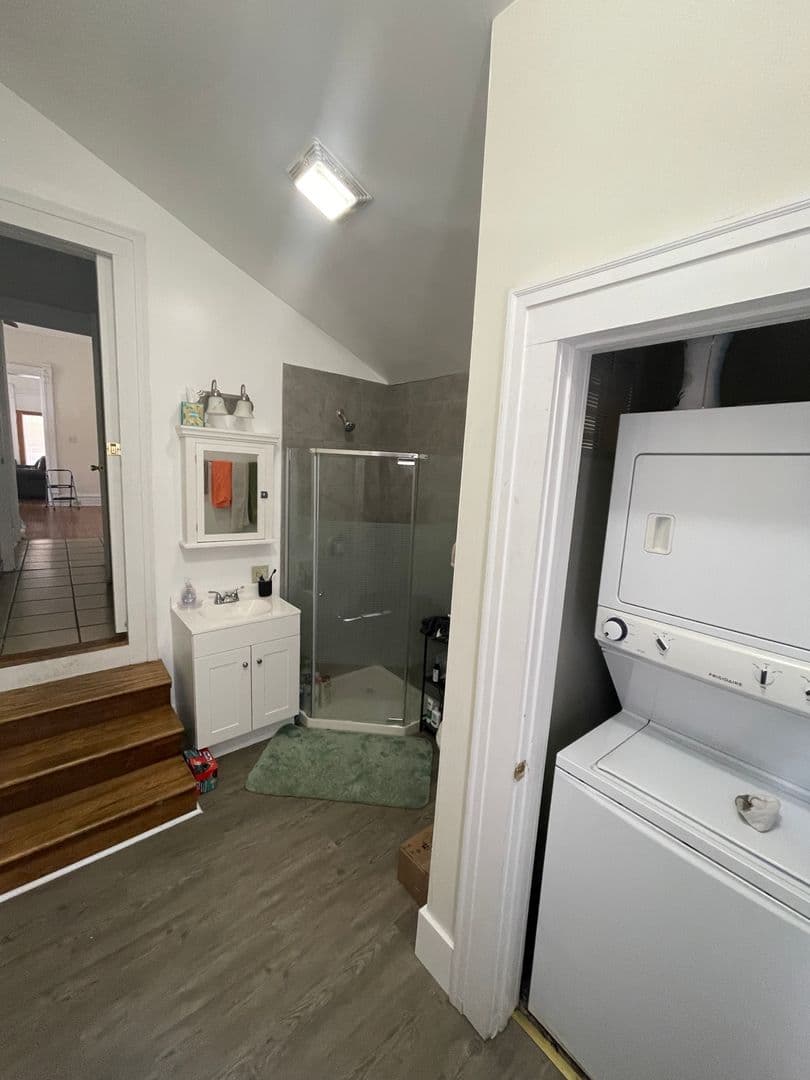 Bloomington House: 434 E 2nd St