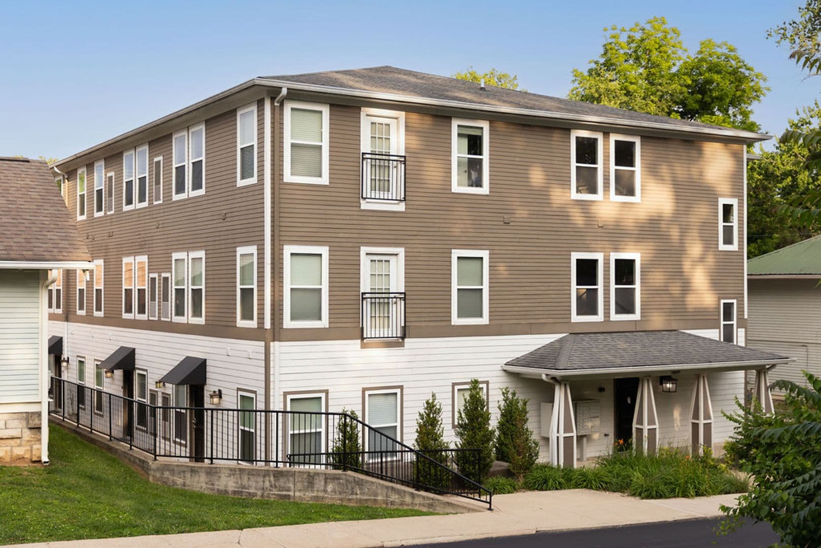 Bloomington Apartment: 609 S Henderson St.