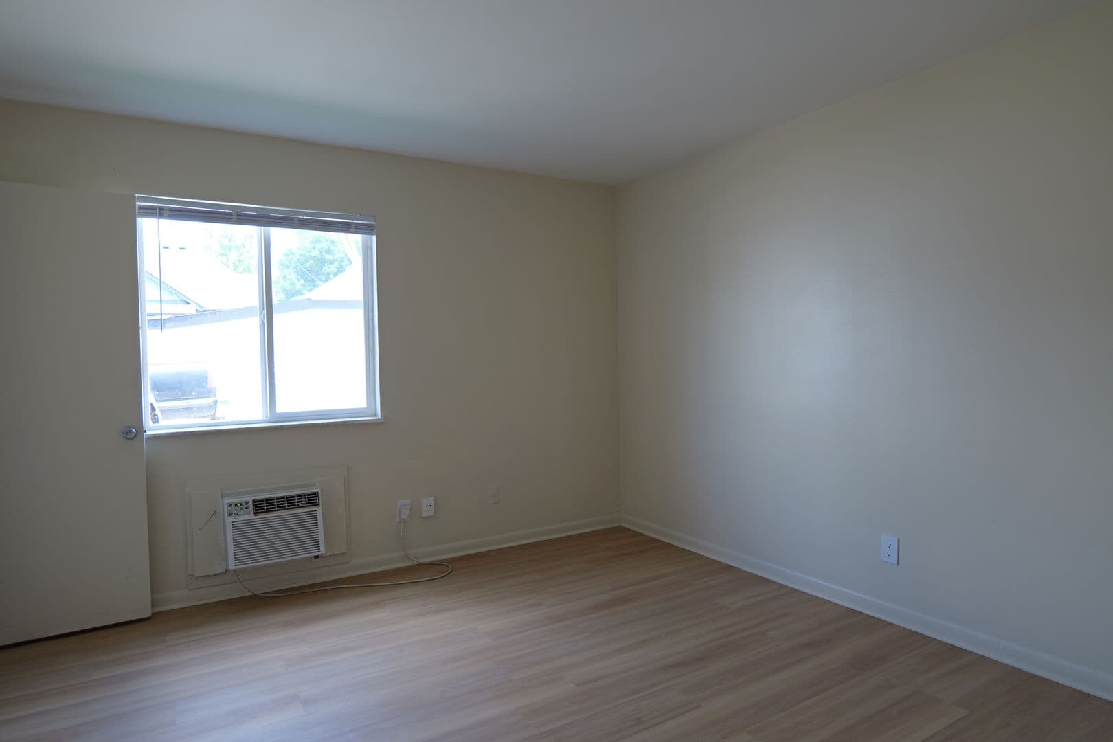 Shelbyville Apartment: 523 Miller Ave