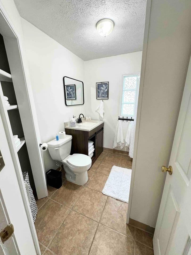 Bloomington House: 2708 S Rogers - 2708