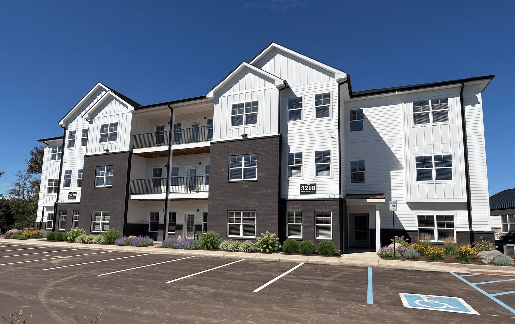Lafayette Apartment: 3210-3243 Peninsula Pointe Circle W