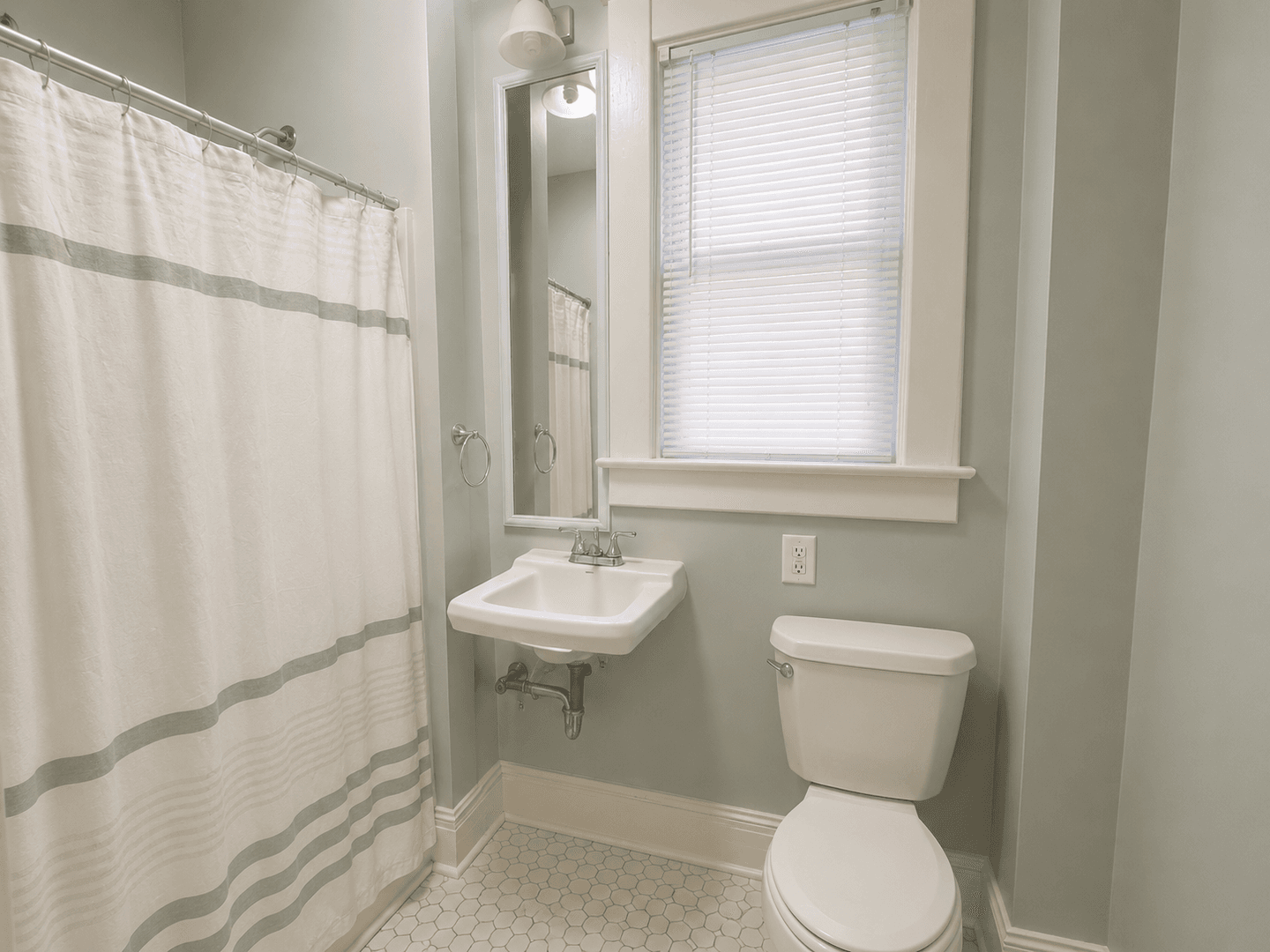 Lafayette Apartment: 320 Alabama Street