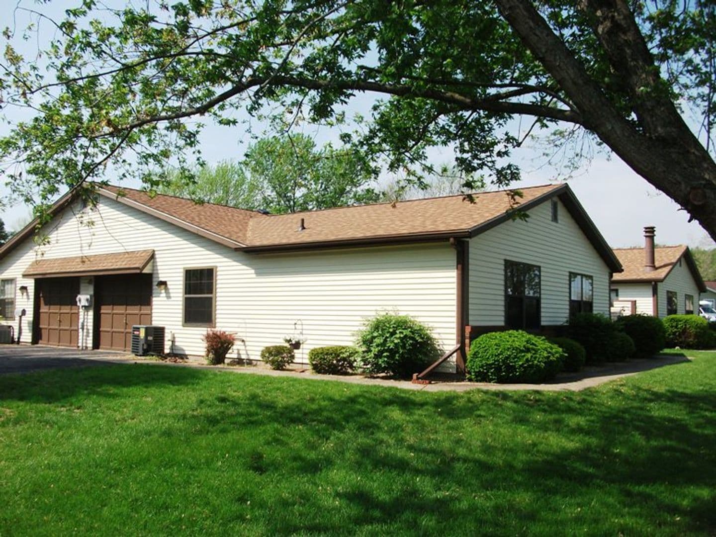 Bloomington House: 631 E Waterloo Court