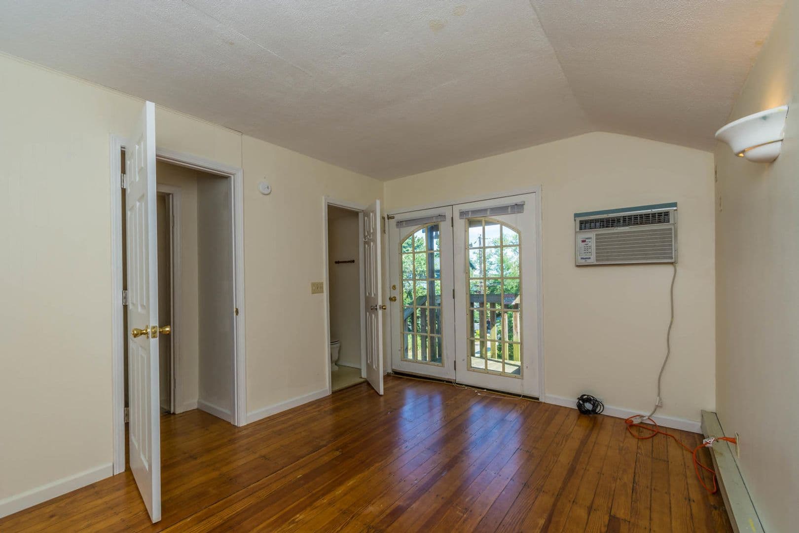 Bloomington House: 113 E 15th