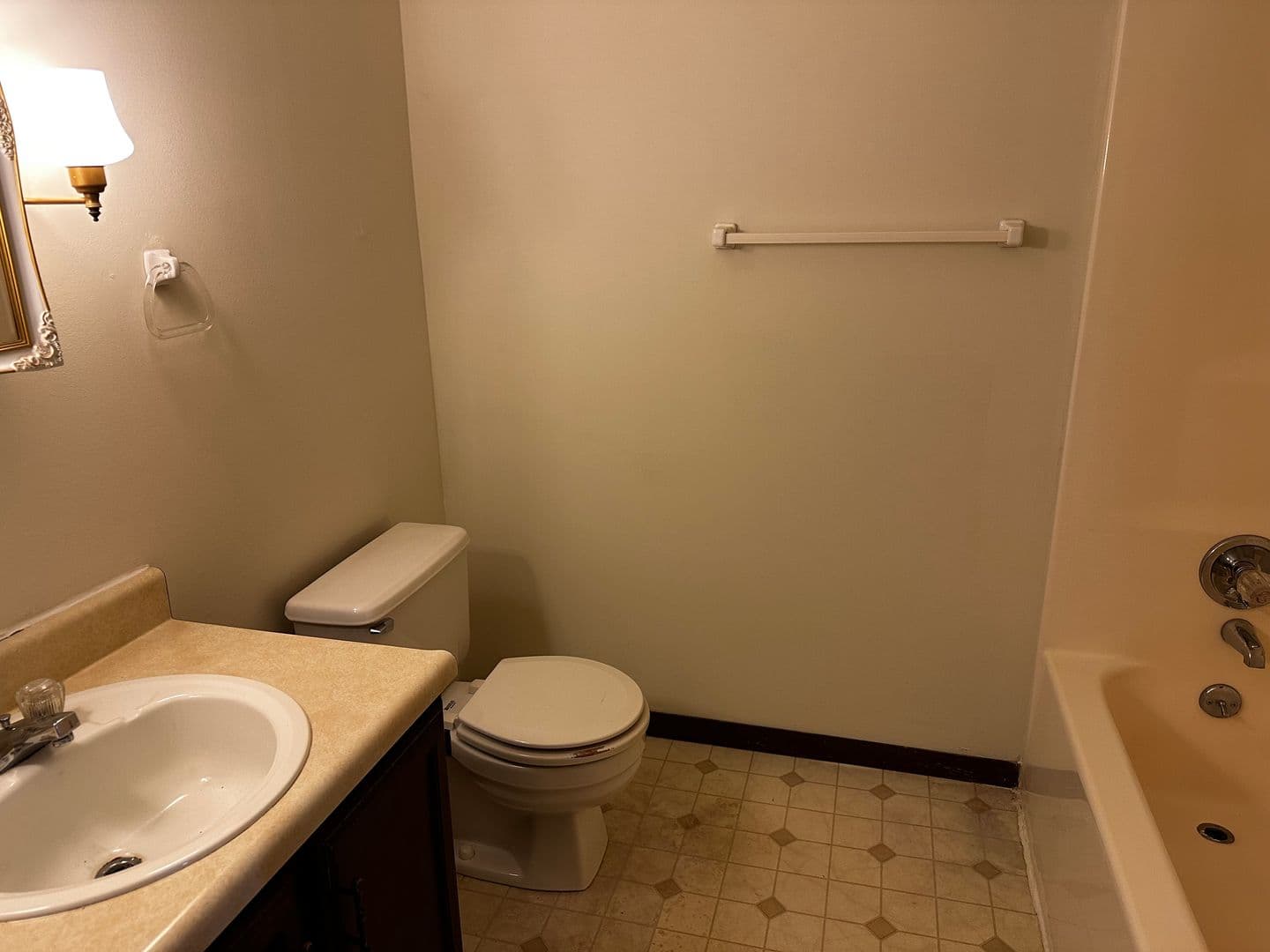 Bloomington House: 631 E Waterloo Court