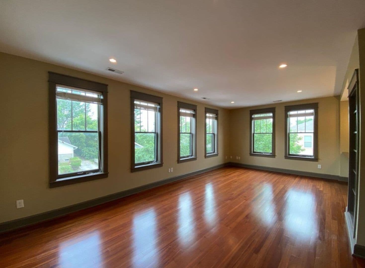 Bloomington Apartment: 581 E Hillside Dr