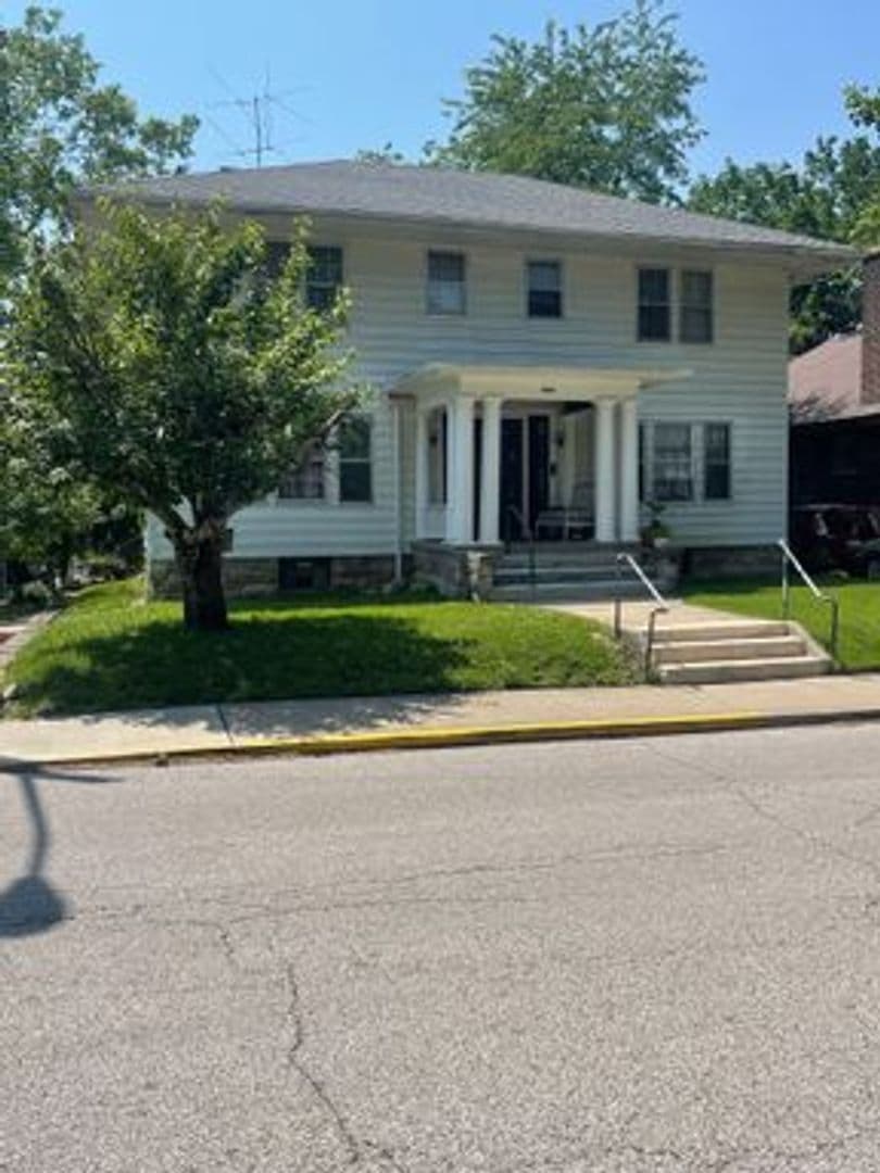 Bloomington Apartment: 624 S Woodlawn Avenue