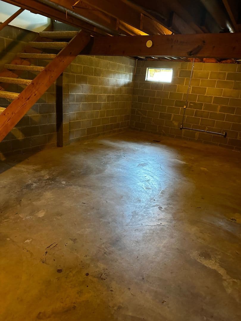 Bloomington House: 2346 S Burberry Lane