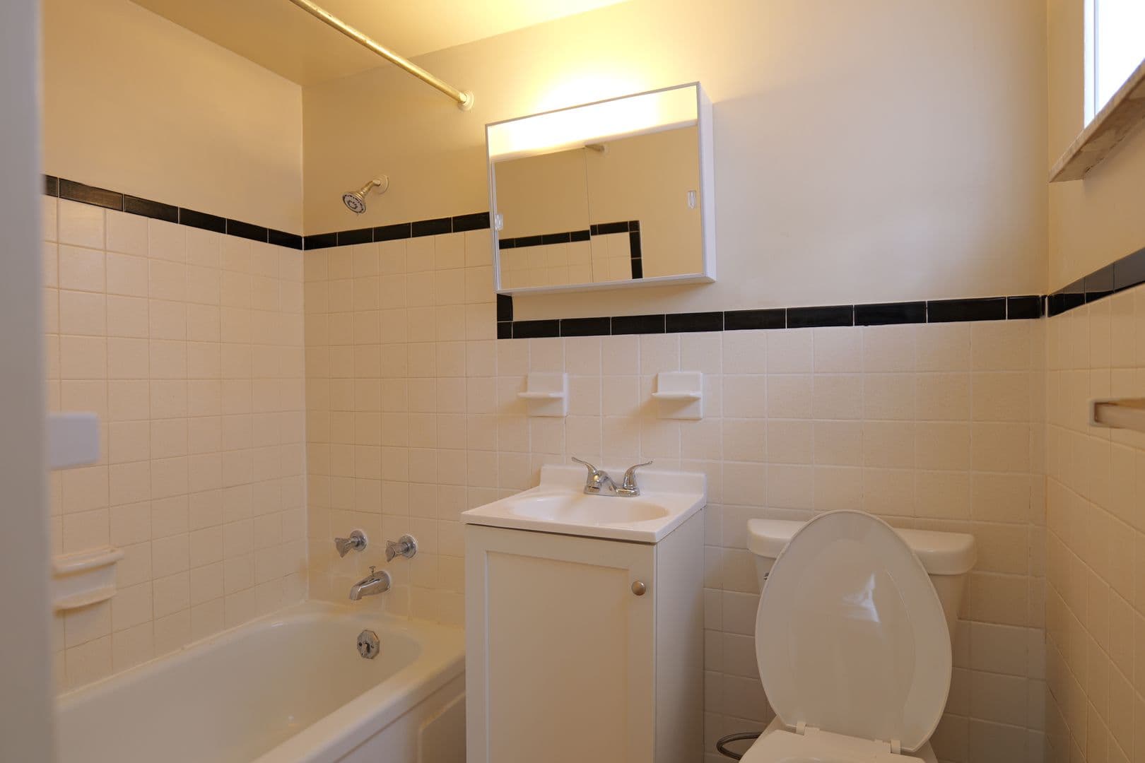 Shelbyville Apartment: 523 Miller Ave
