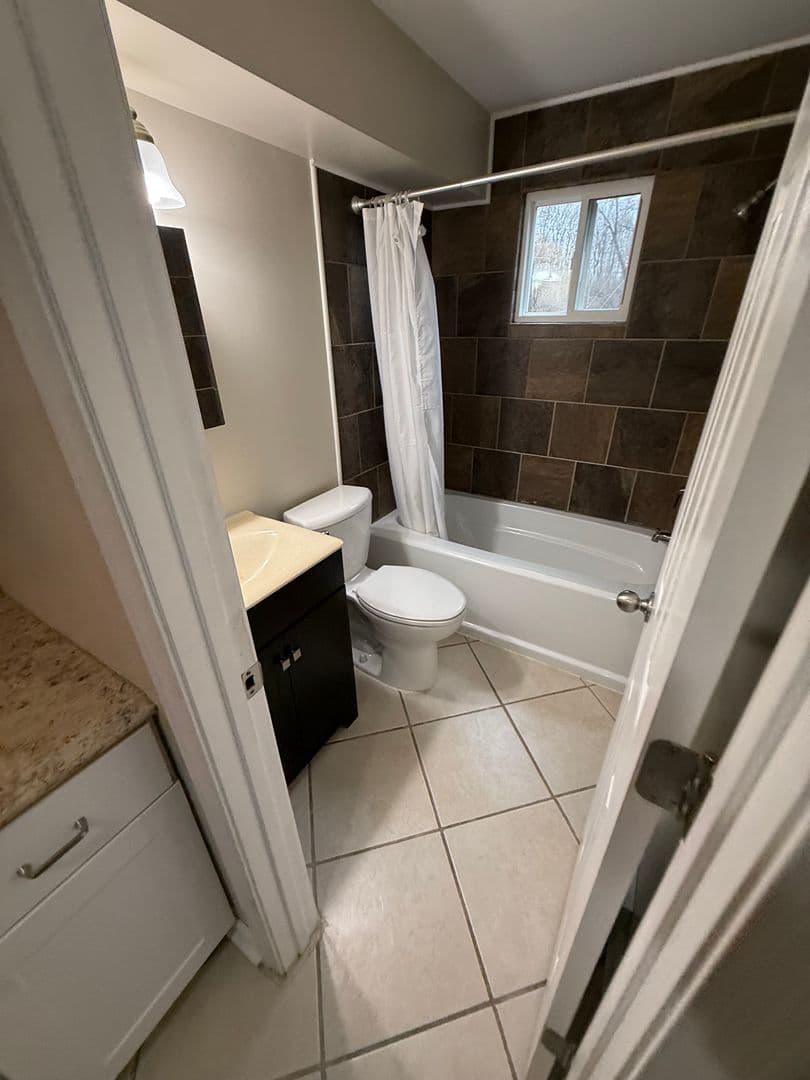 Flushing Apartment: 5247 Harold Dr