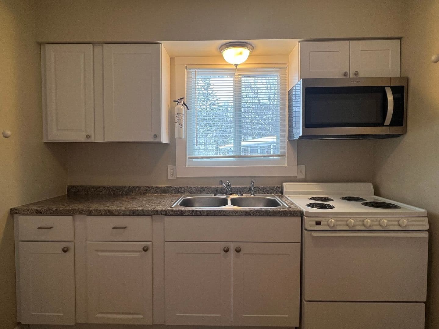 Flushing Apartment: 5247 Harold Dr