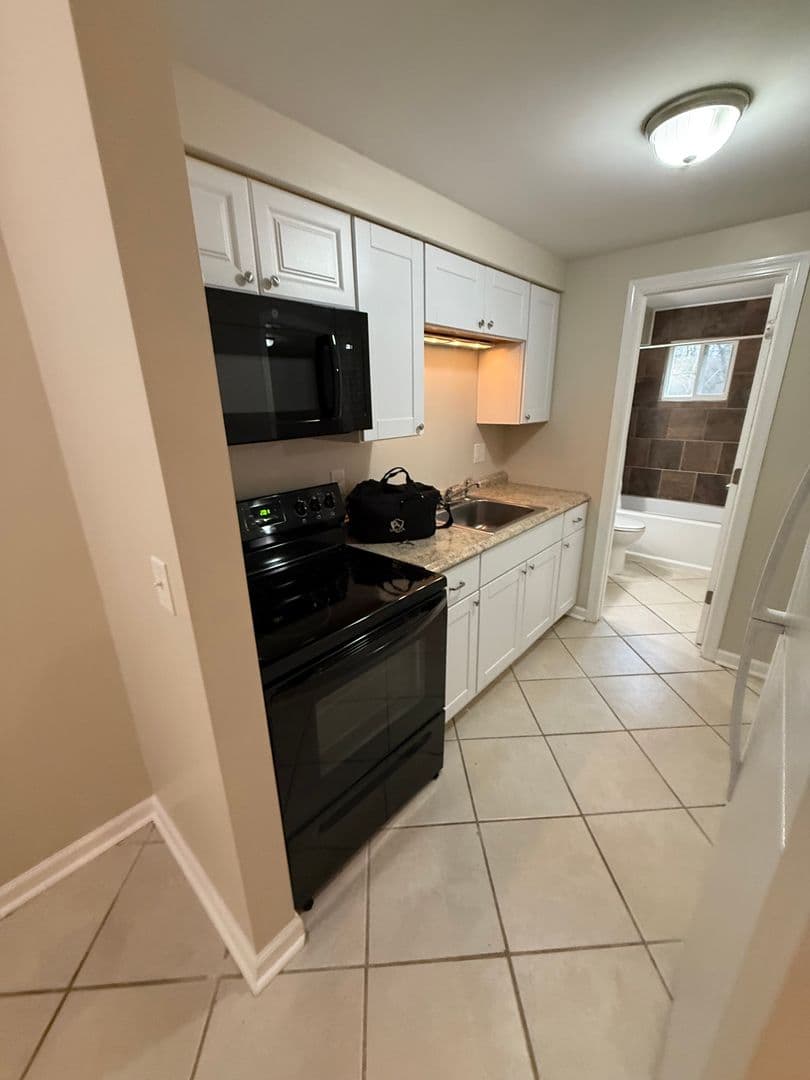 Flushing Apartment: 5247 Harold Dr