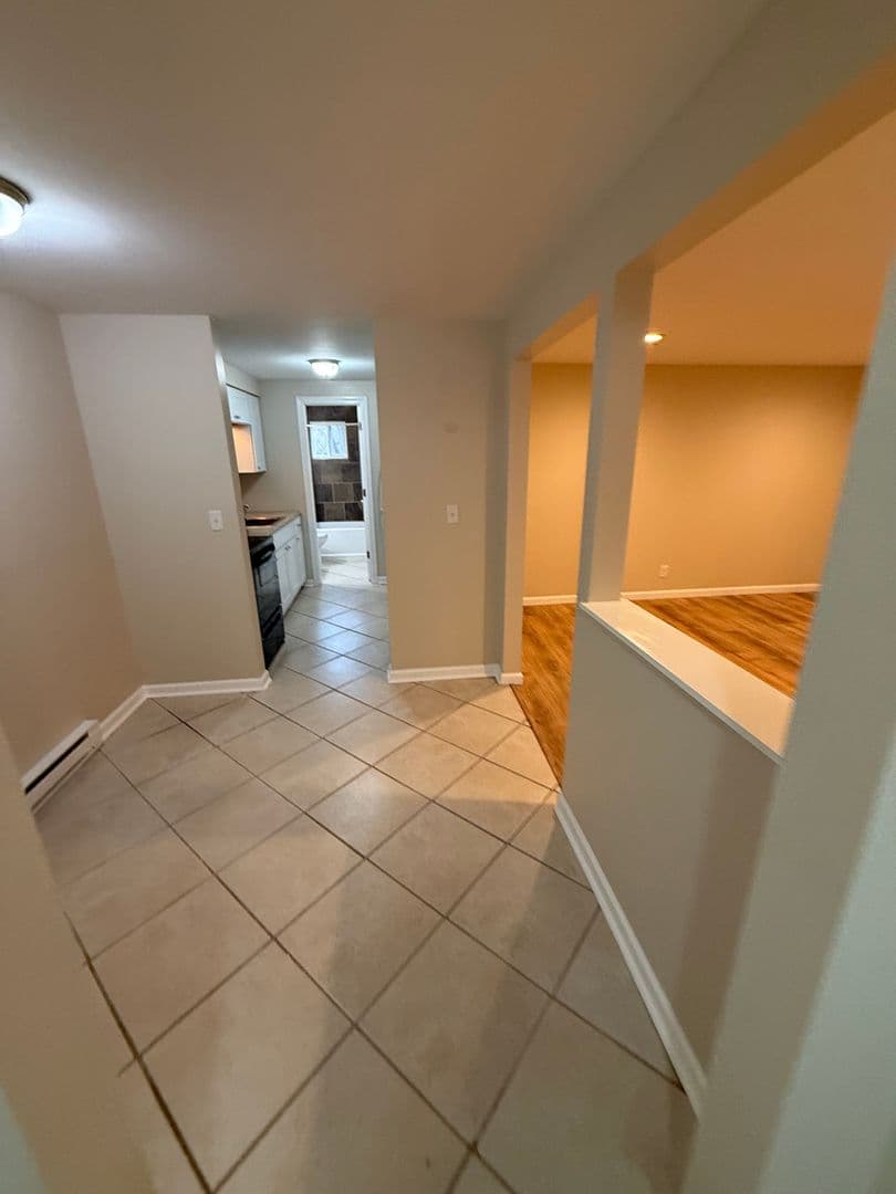 Flushing Apartment: 5247 Harold Dr