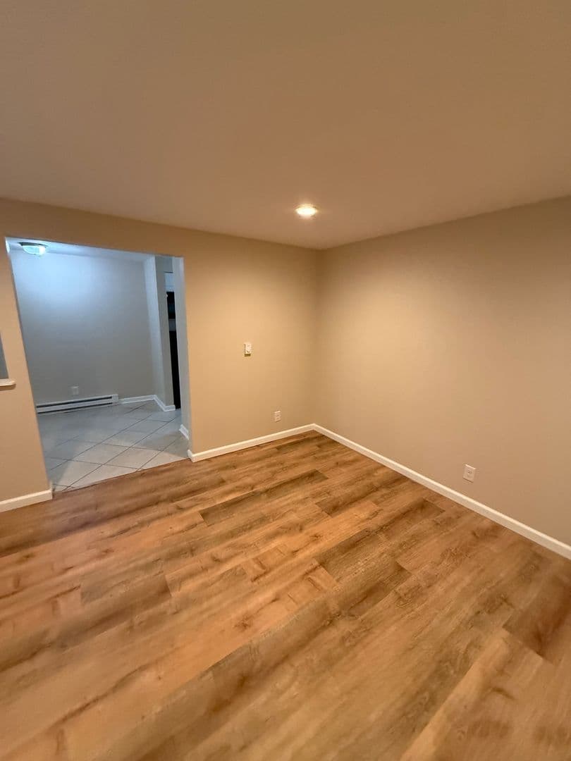 Flushing Apartment: 5247 Harold Dr