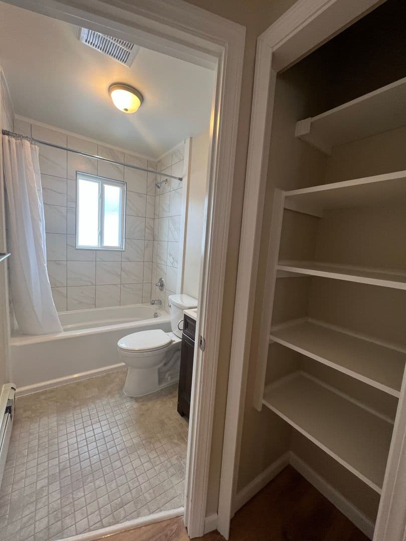 Flushing Apartment: 5247 Harold Dr