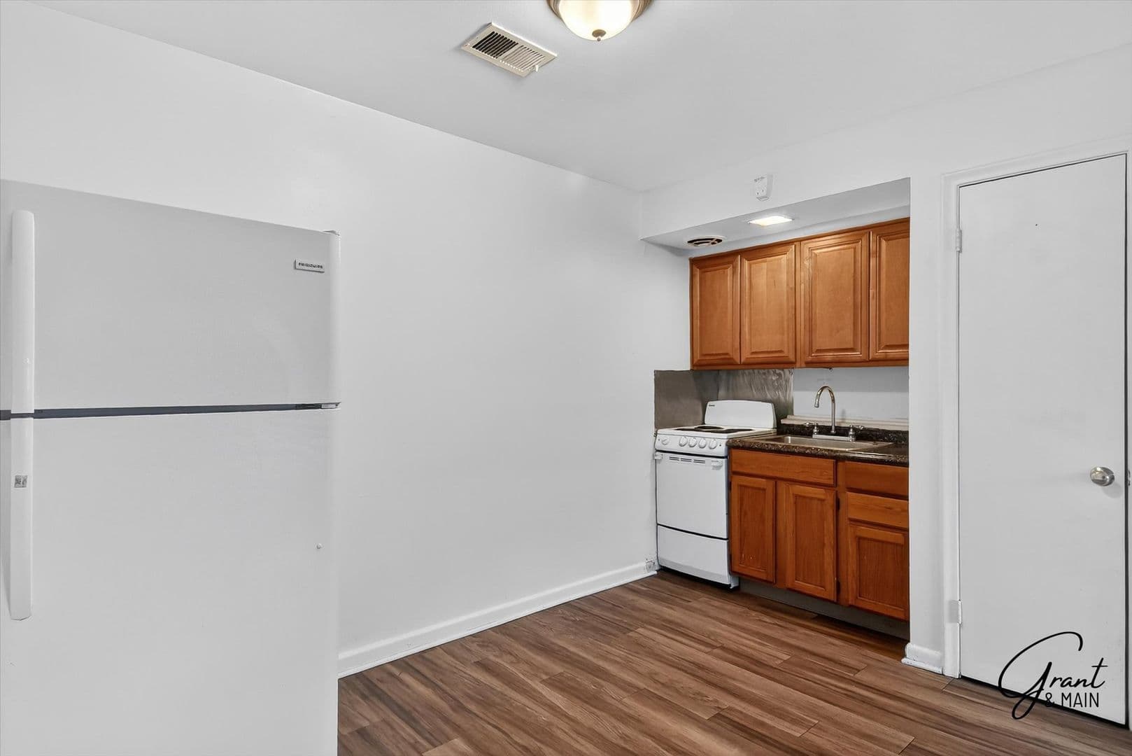 Garden City Apartment: 6409 Middlebelt