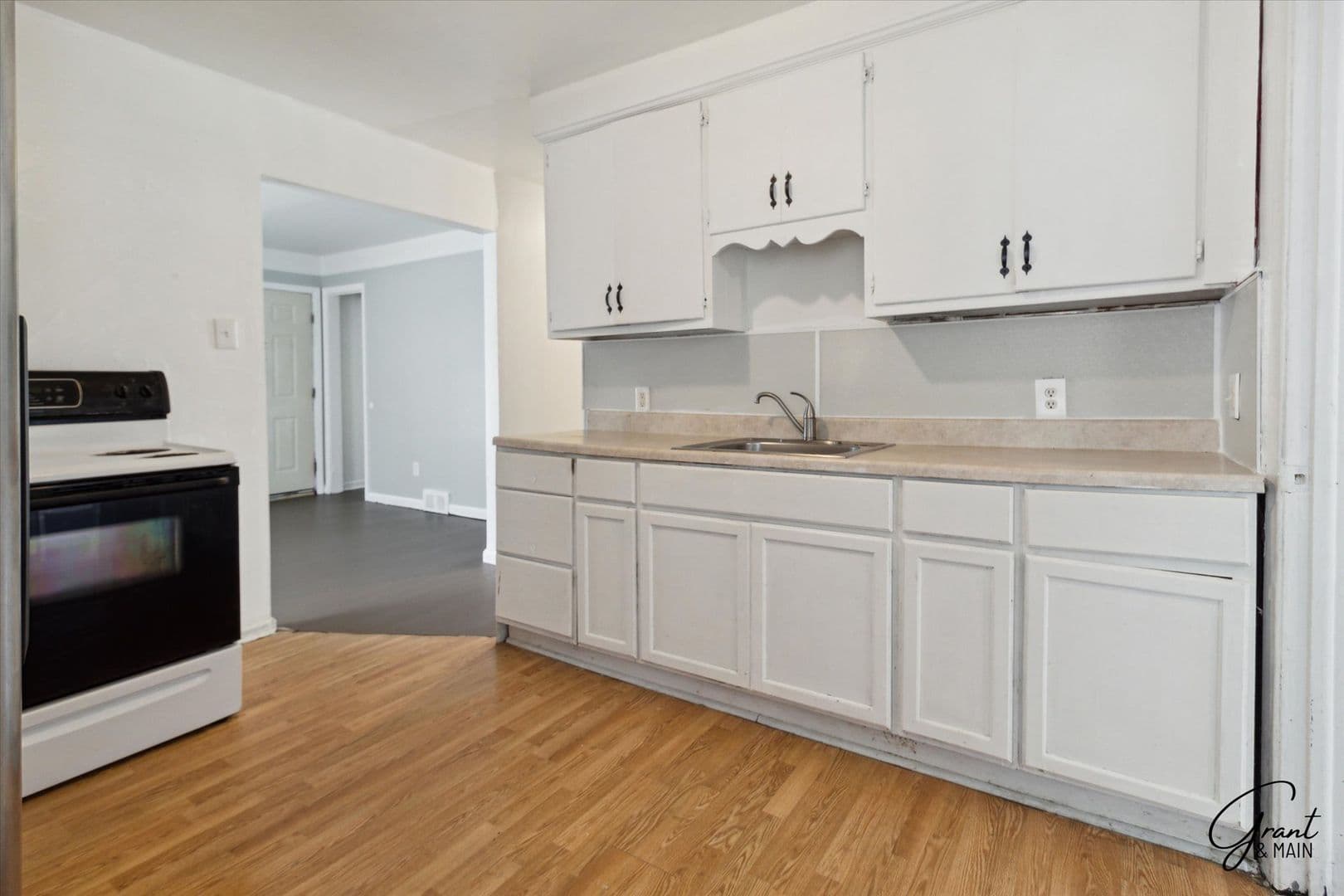 Warren House: 21320 La Salle