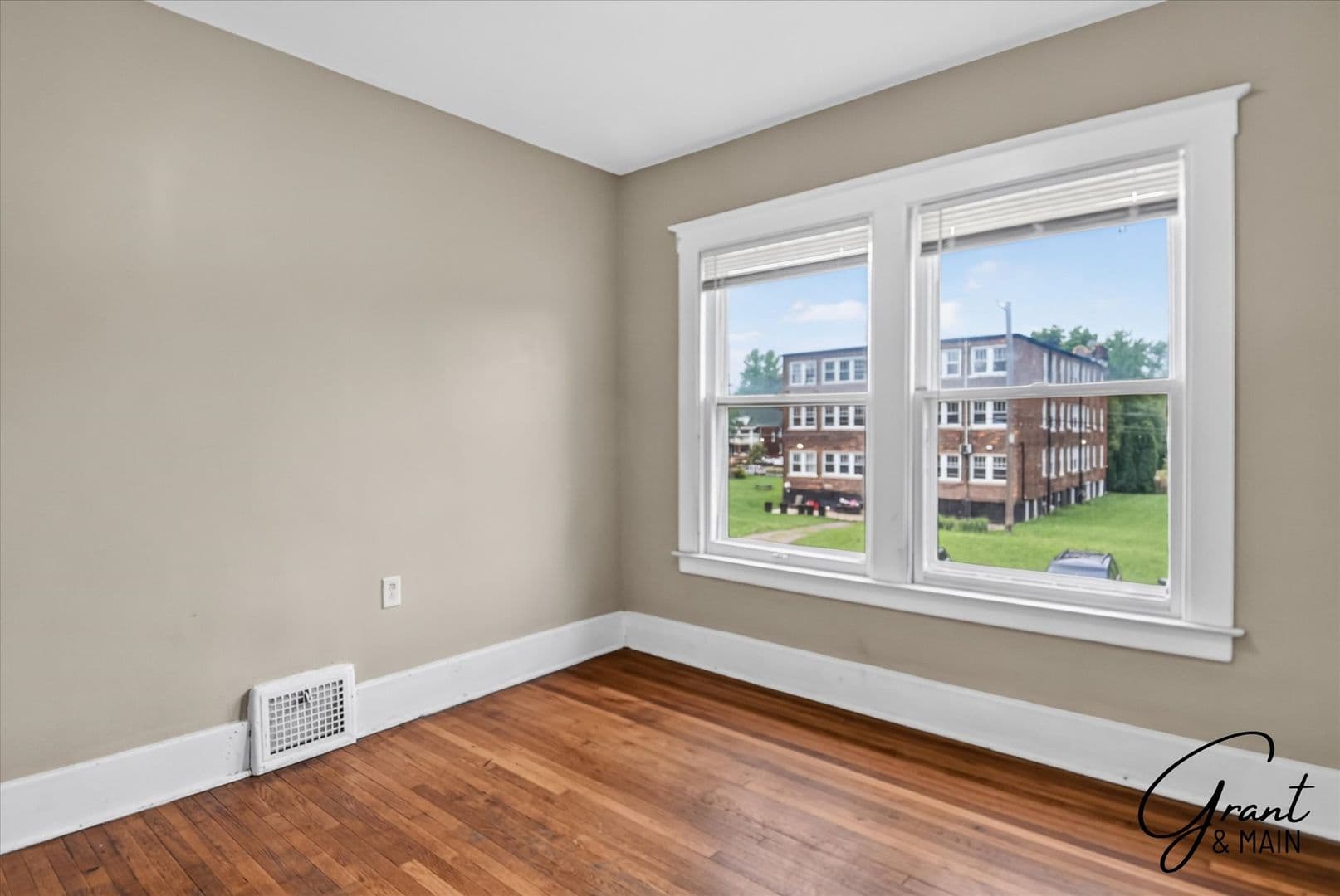 Detroit Apartment: 1943 W Bethune