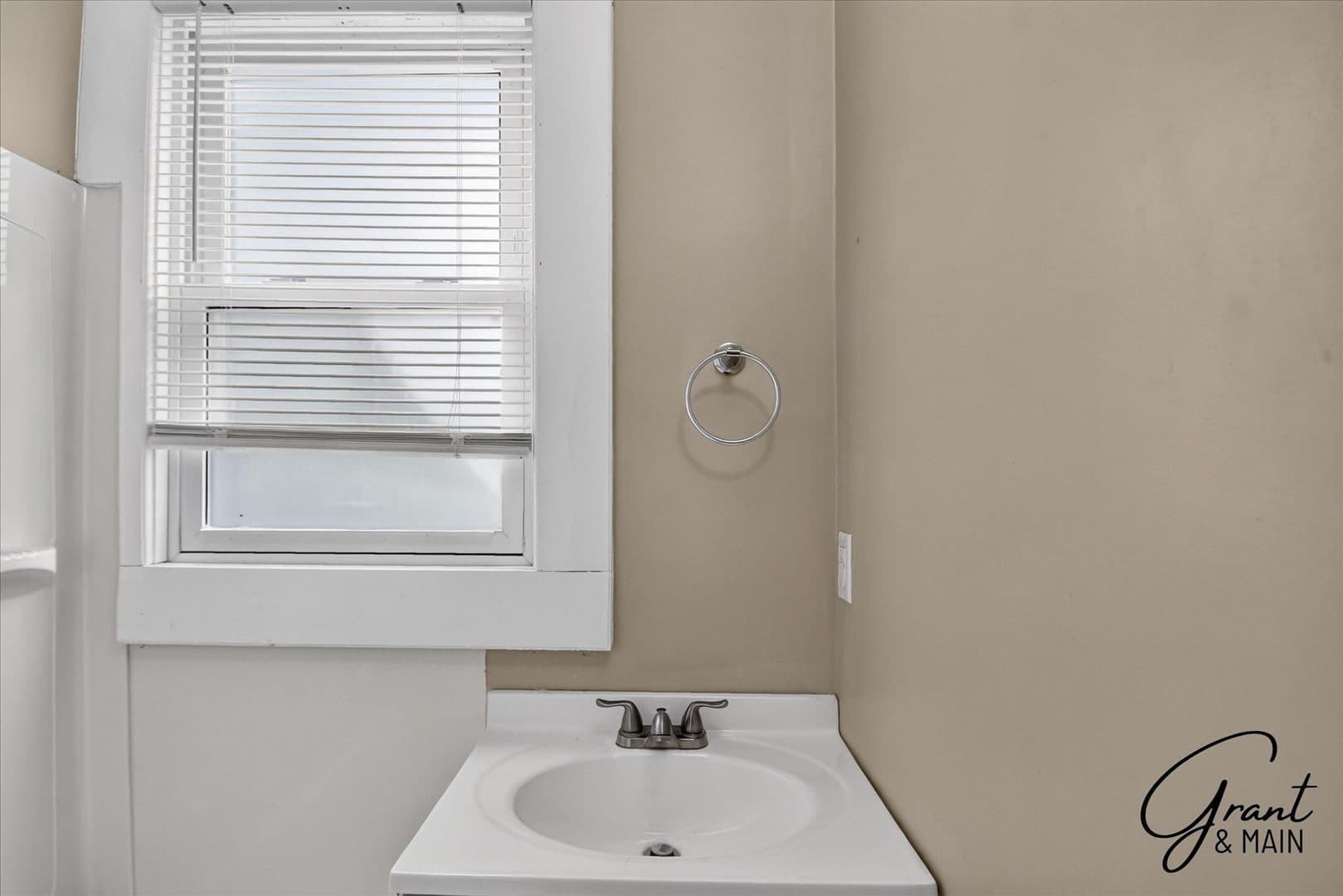 Detroit Apartment: 1943 W Bethune