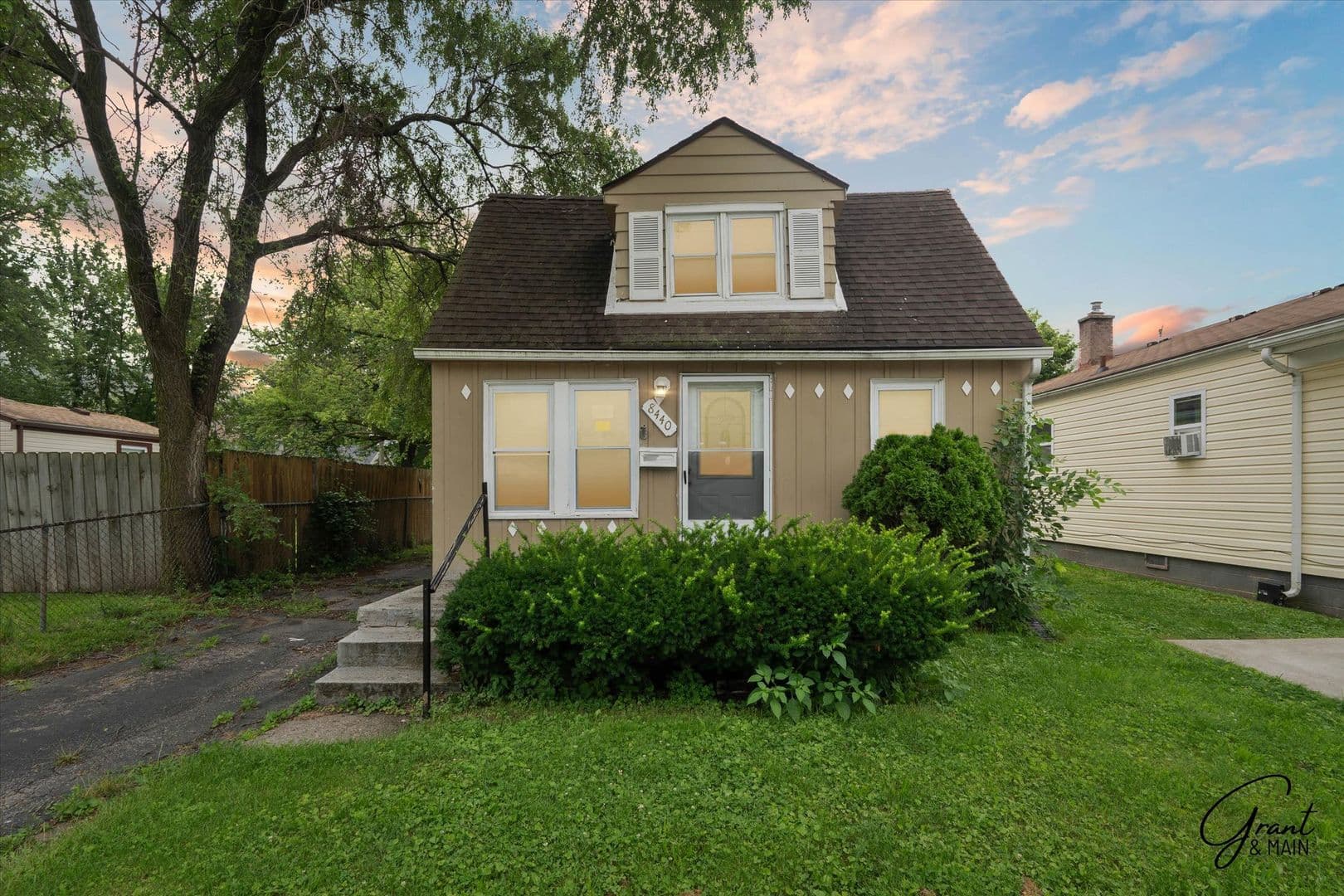 Warren House: 8440 Orchard