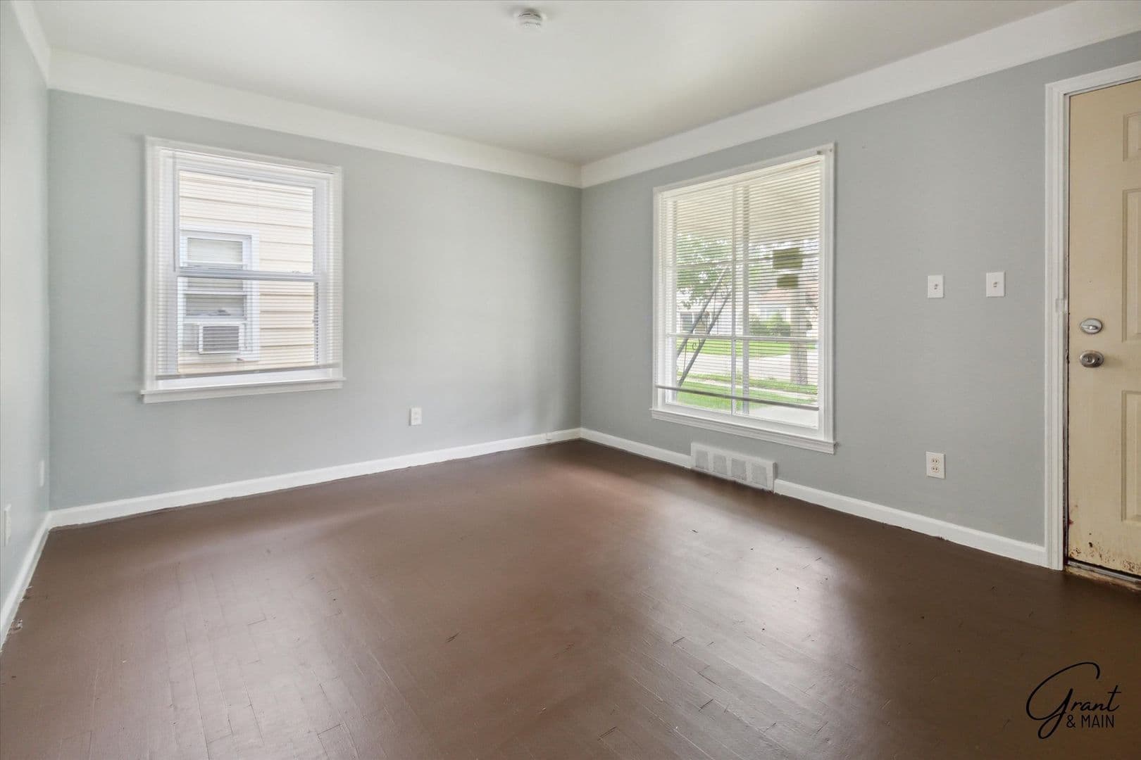 Warren House: 21320 La Salle