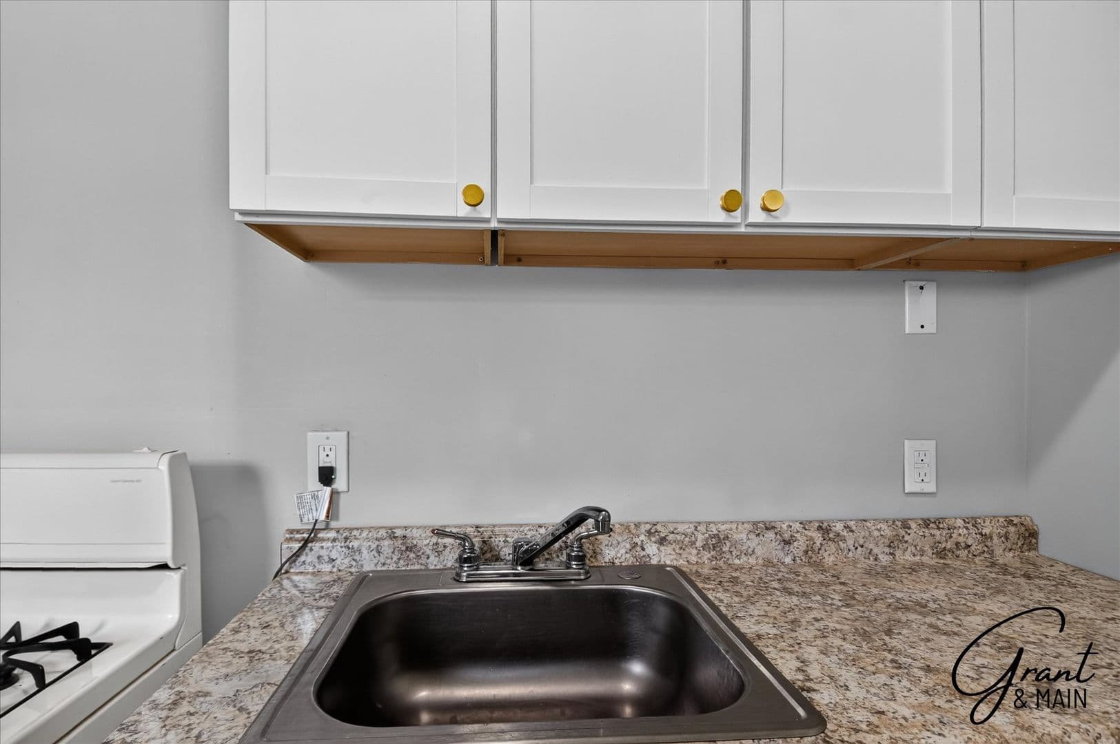 Detroit Apartment: 1943 W Bethune