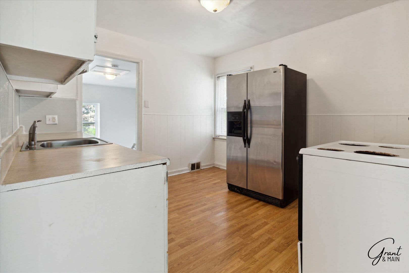 Warren House: 21320 La Salle
