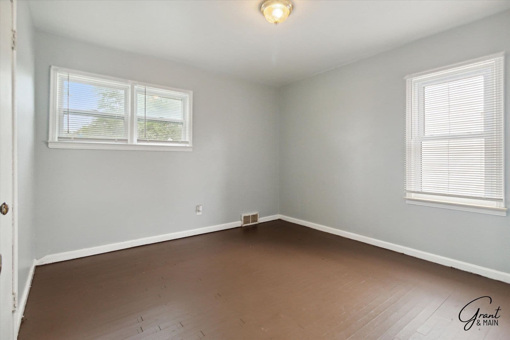 Warren House: 21320 La Salle