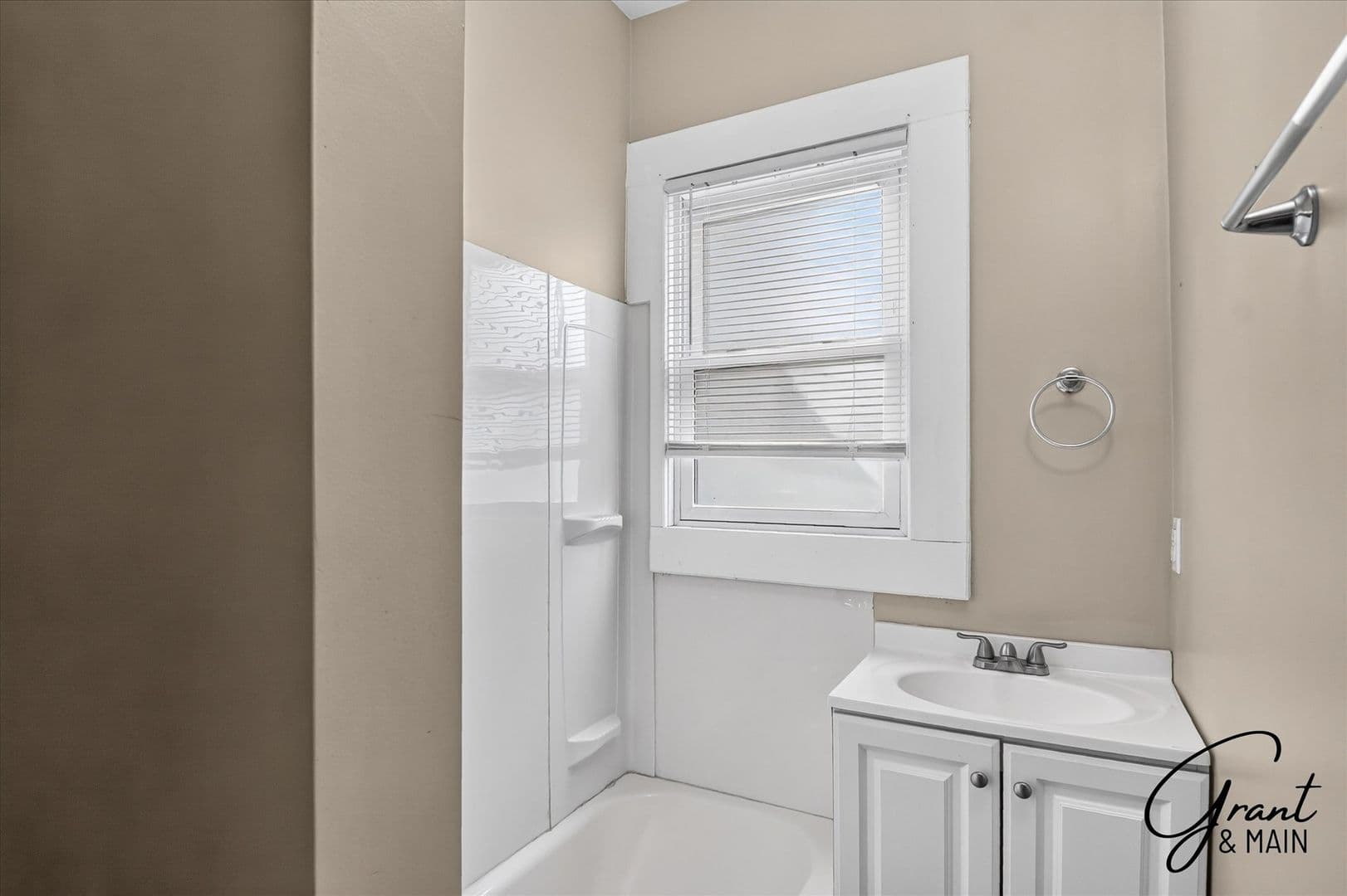 Detroit Apartment: 1943 W Bethune
