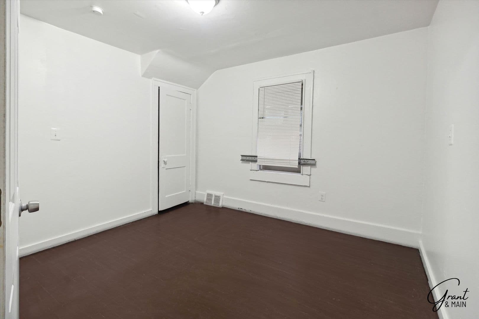 Detroit Apartment: 16901 Log Cabin