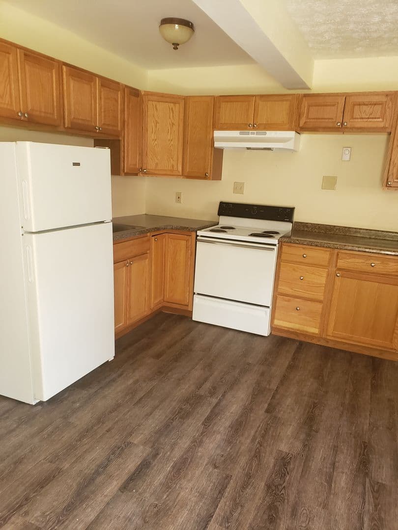 Milford Apartment: 947 Business 28