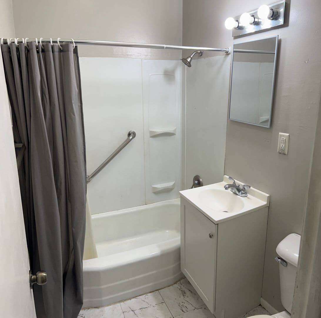 kankakee Apartment: 675 North Entrance Avenue