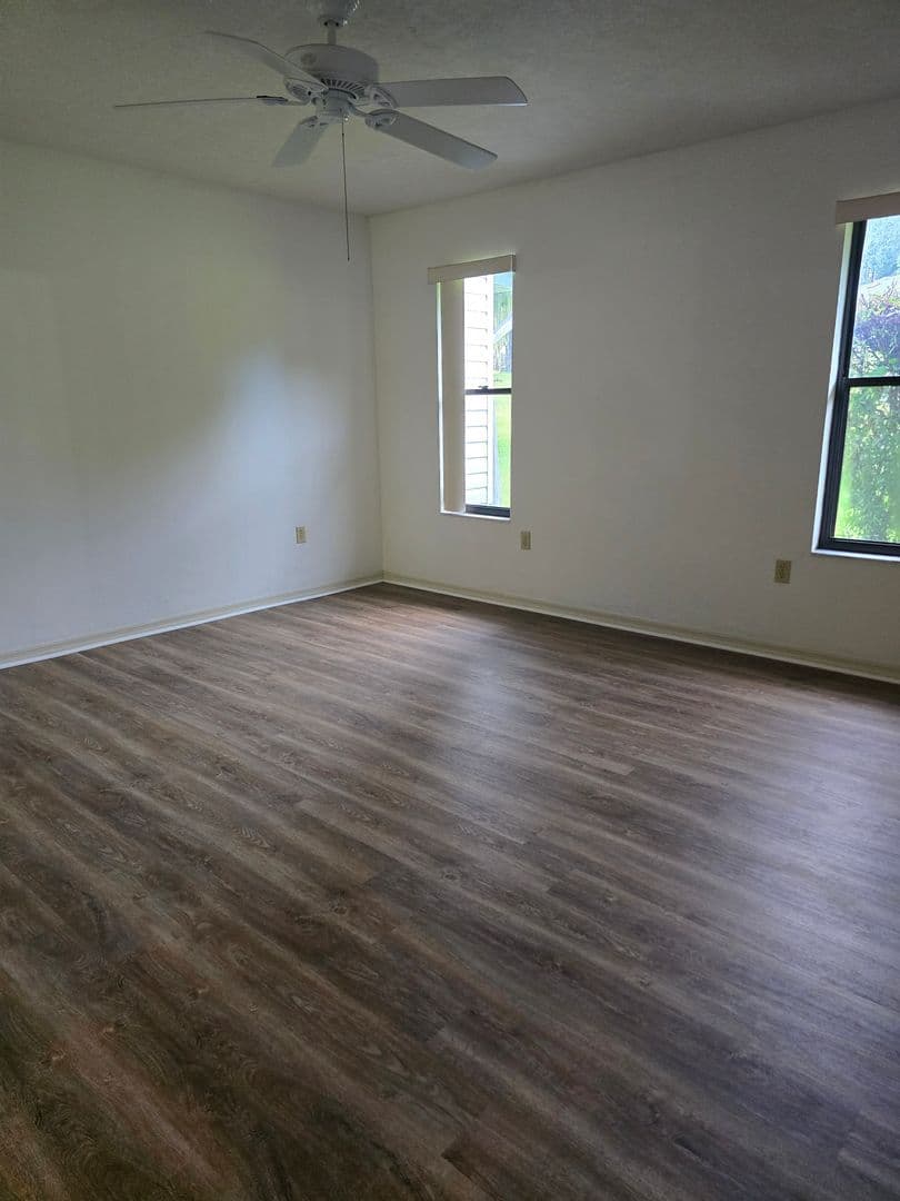 Hernando House: 221 E Leon Loop