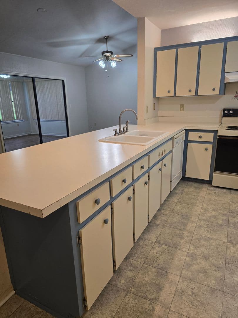 Hernando House: 221 E Leon Loop