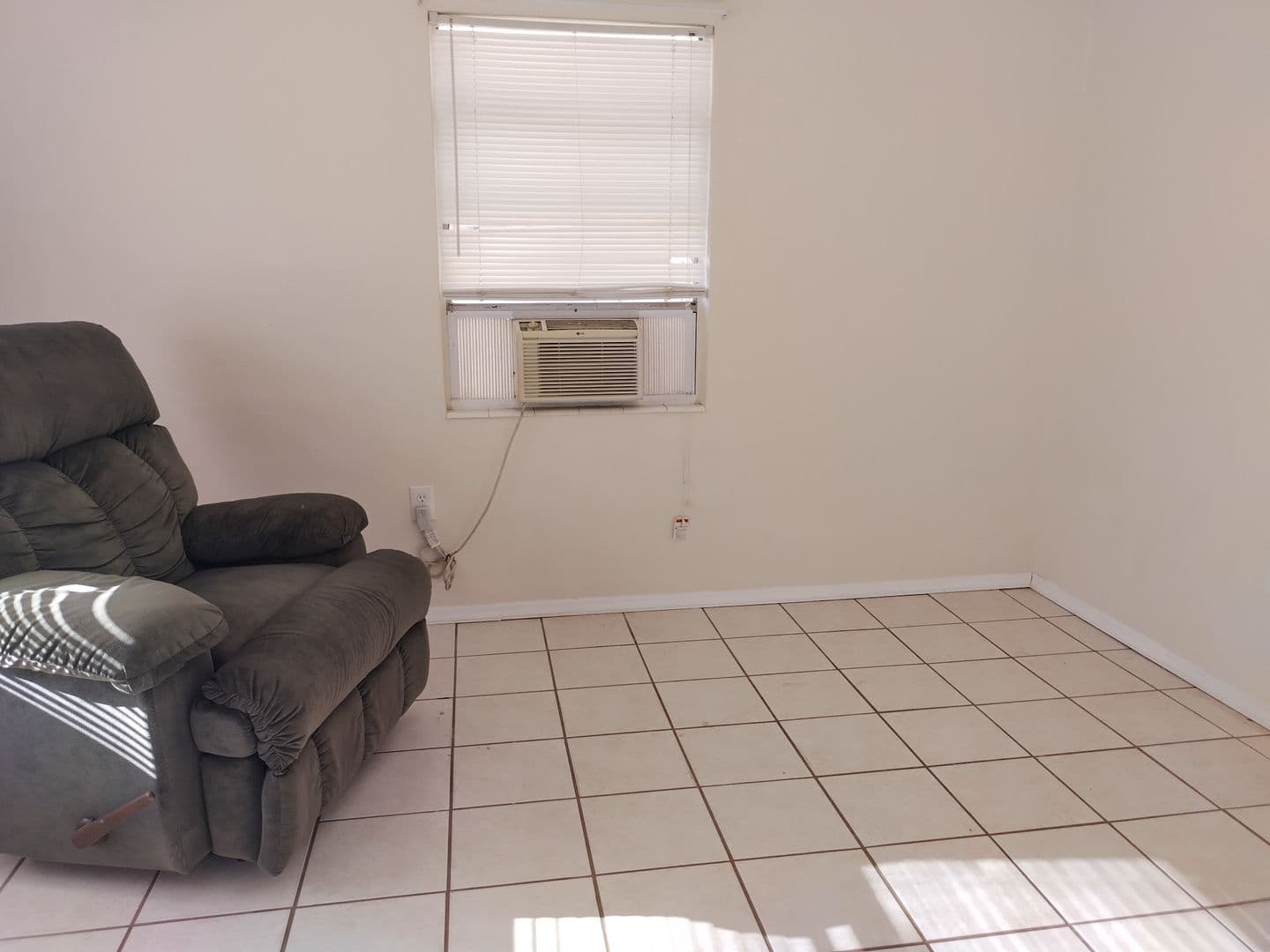 Inverness Apartment: Maplenut Way, 1127 S