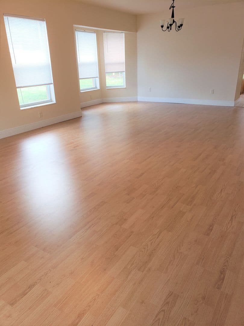 Inverness Townhome: 715 N Vermeer Way