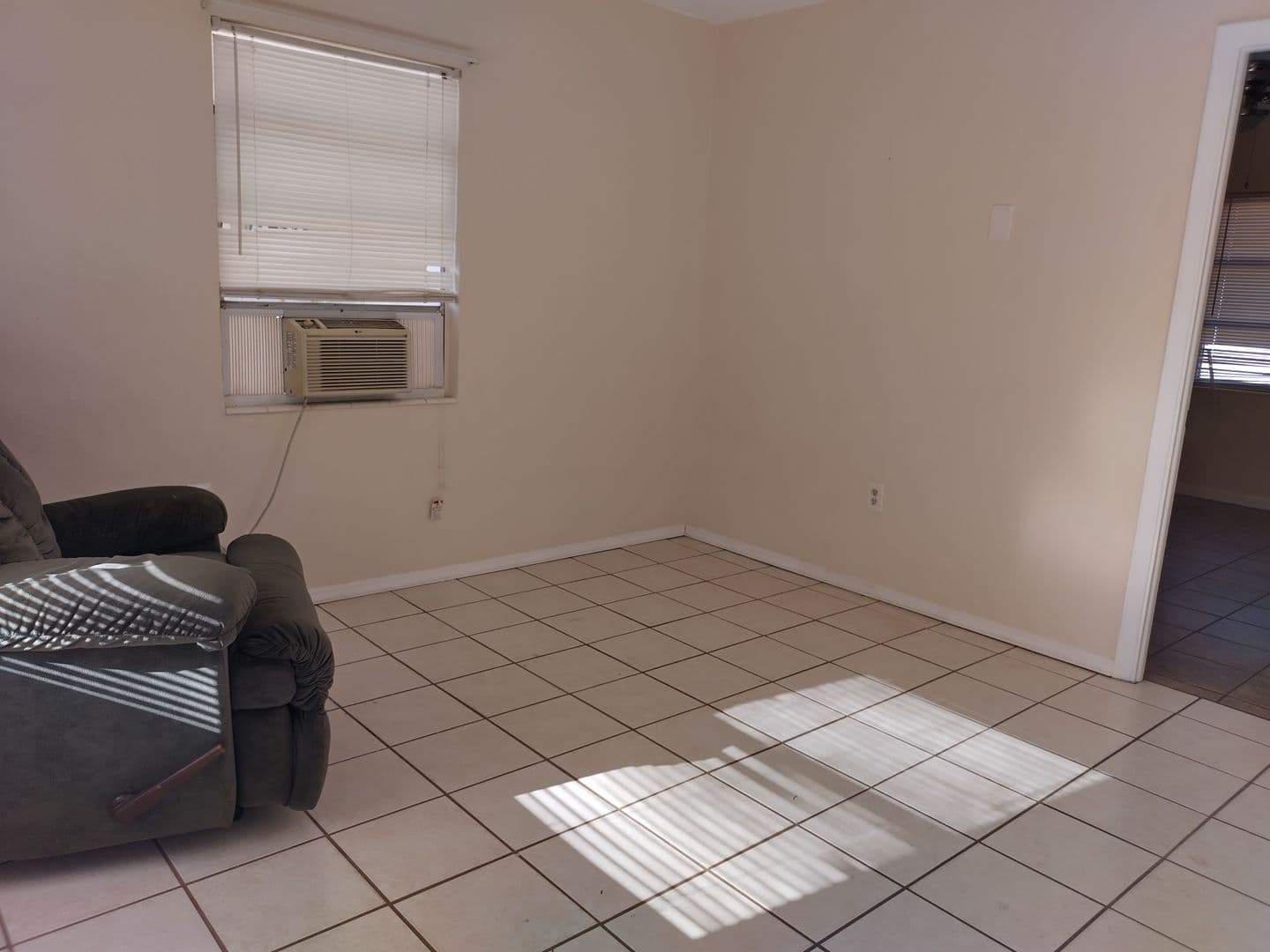 Inverness Apartment: Maplenut Way, 1127 S