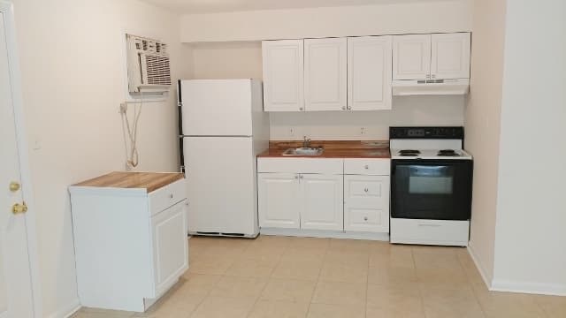 Inverness Apartment: Seminole Ave, S