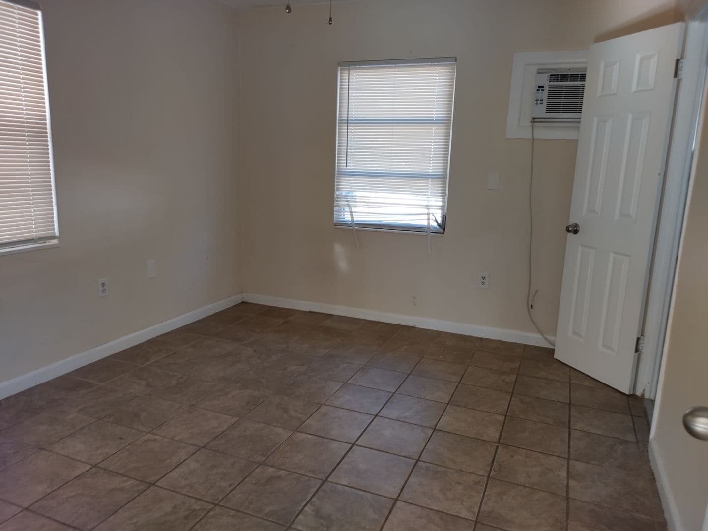 Inverness Apartment: Maplenut Way, 1127 S