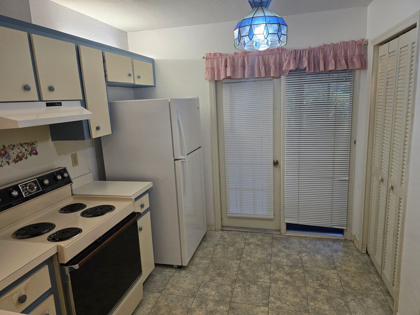 Hernando House: 221 E Leon Loop